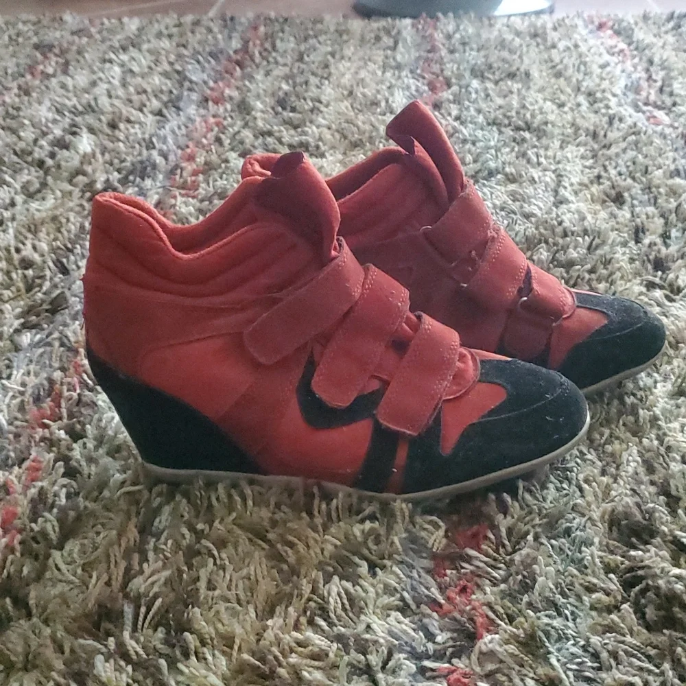 Shoe - Picture 2 of 3